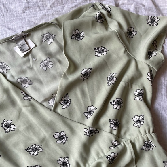 Flowy Spring Dress - Picture 3 of 10